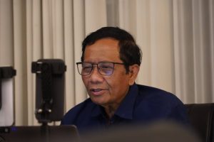 Cawapres Mahfud MD saat live TikTok. Foto: Dok. Istimewa